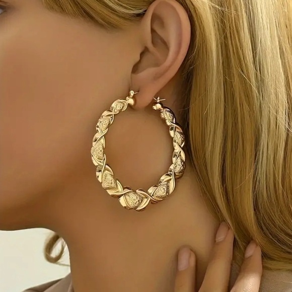Vintage Style Elegant Hoop Earrings with Embossed Floral Pattern - Picture 1 of 3